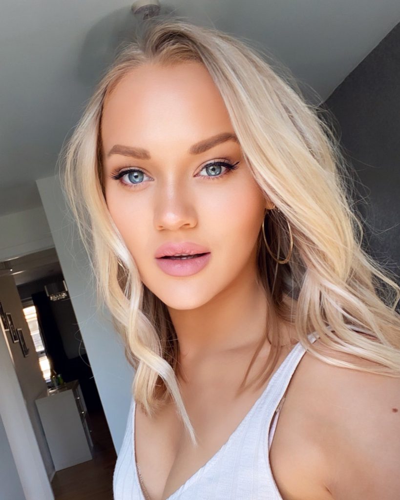 blonde wavy hair using Thickening Mousse